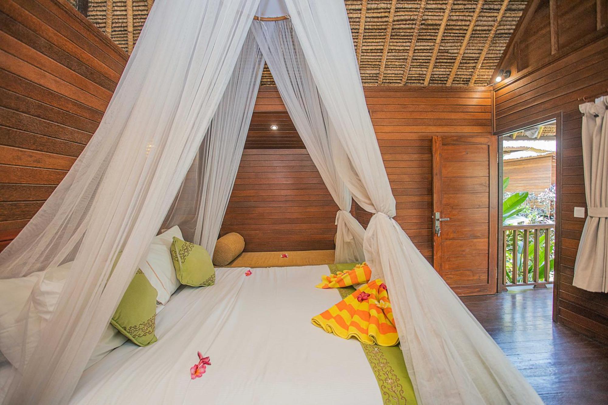 Lembongan Mantra Huts Hotel Nusa Lembongan  Exterior photo