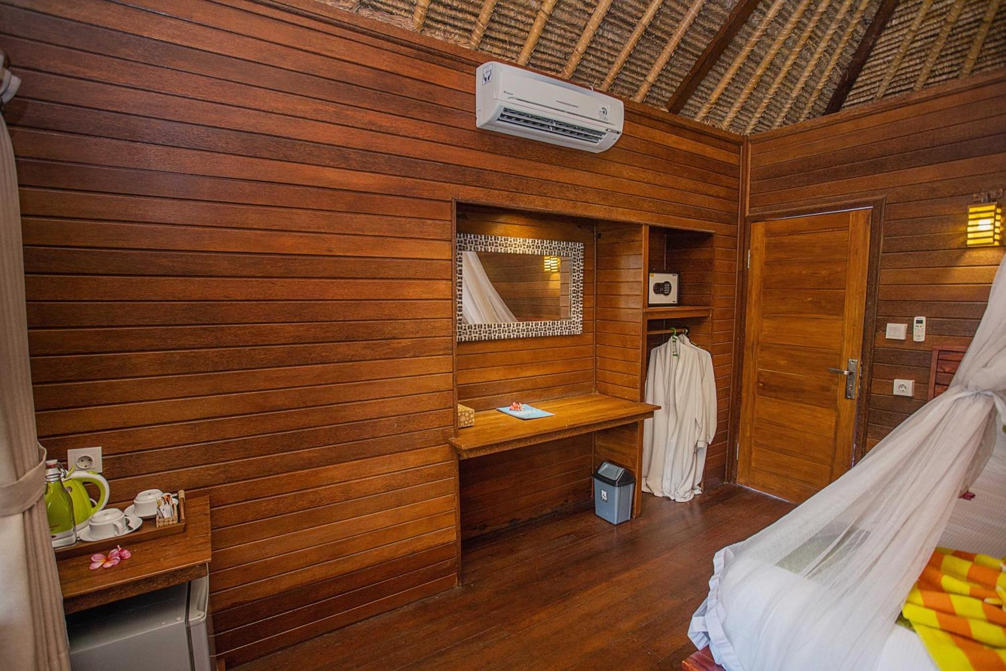 Lembongan Mantra Huts Hotel Nusa Lembongan  Exterior photo