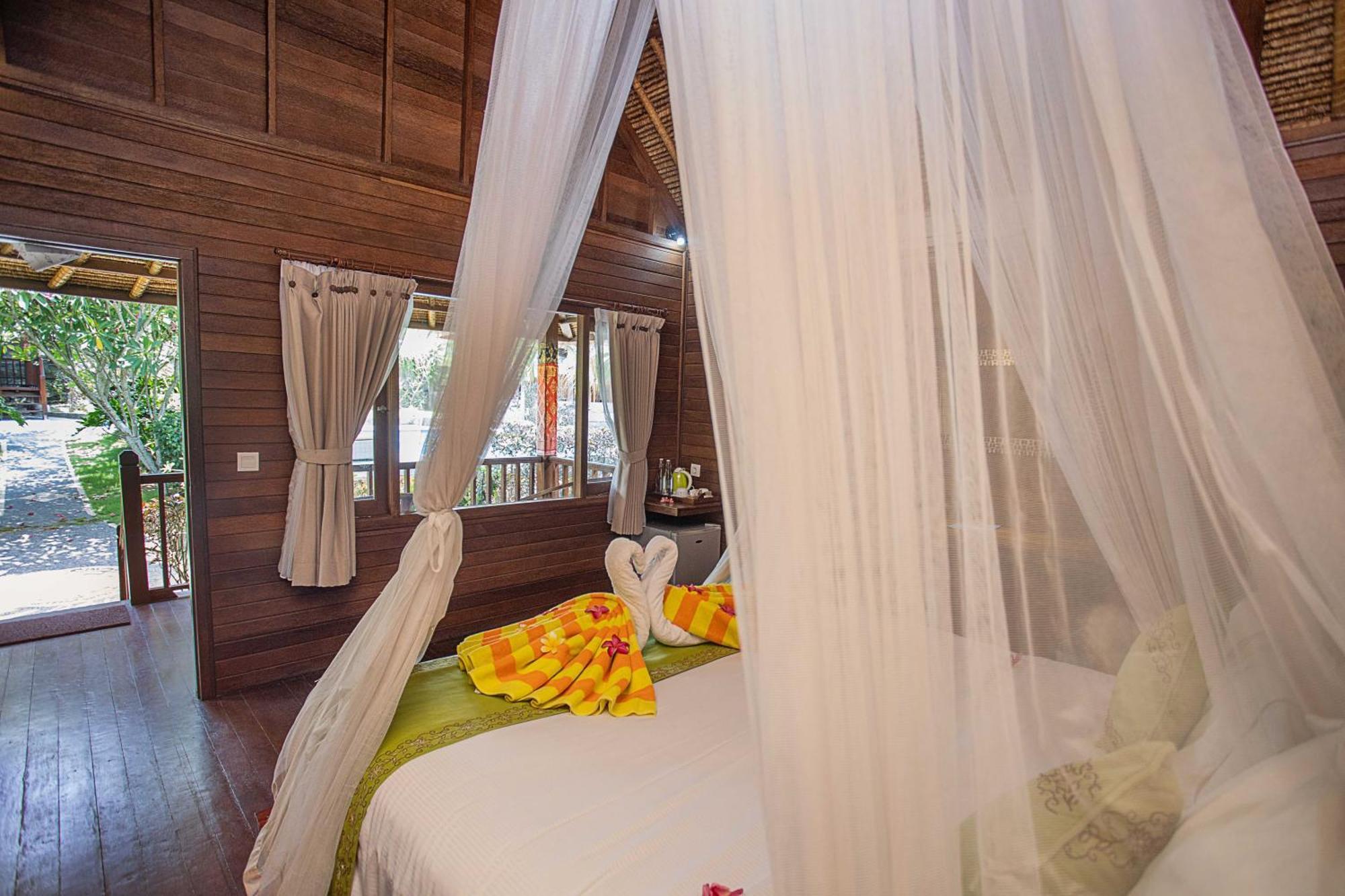 Lembongan Mantra Huts Hotel Nusa Lembongan  Exterior photo