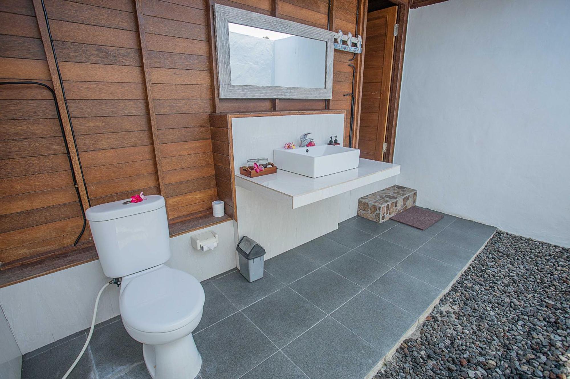 Lembongan Mantra Huts Hotel Nusa Lembongan  Exterior photo
